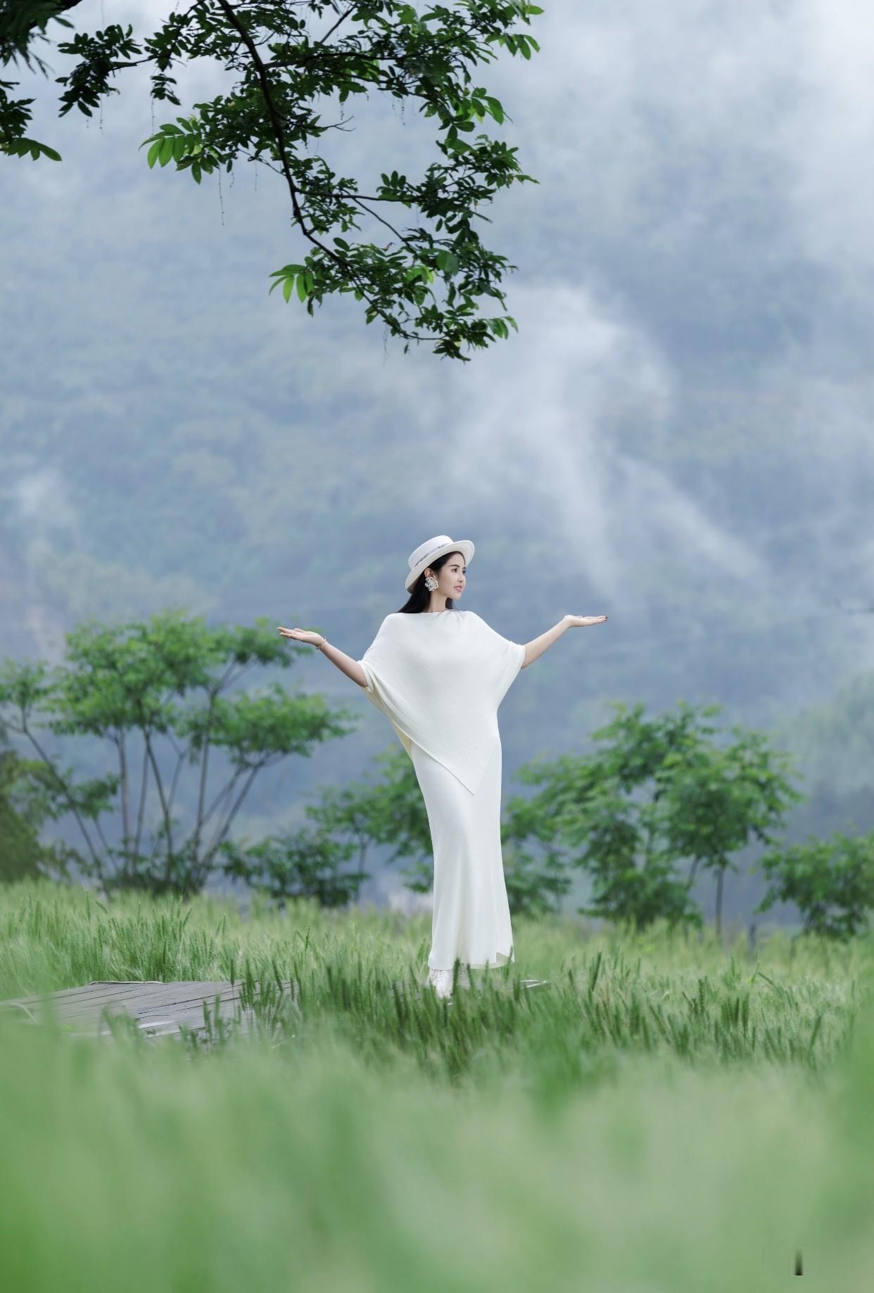 怎样才能穿出高级感,大气上档次?白色百褶裙灵动俏皮，少女感与优雅感并存。同色搭配