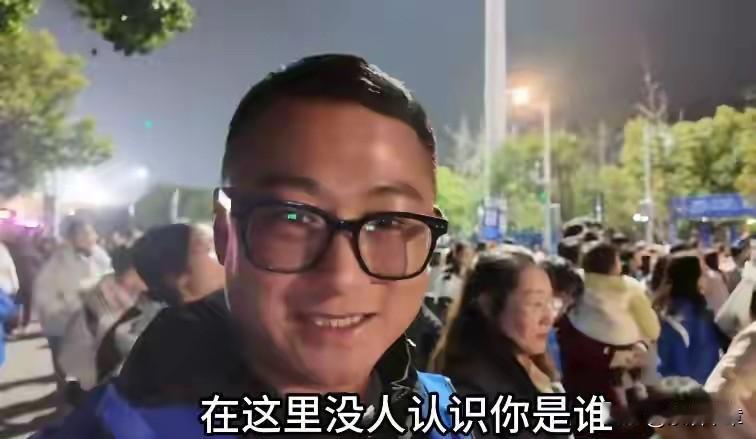 自从和阿彪闹掰了以后，小依就没消停过，网上骂她的人太多了，每天都看着那些难听的话
