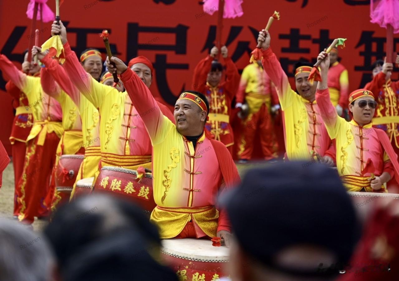 ，外加商业中心大屏现场直播，整个公园人来人往，热闹的气氛点燃了元宵节的盛宴。