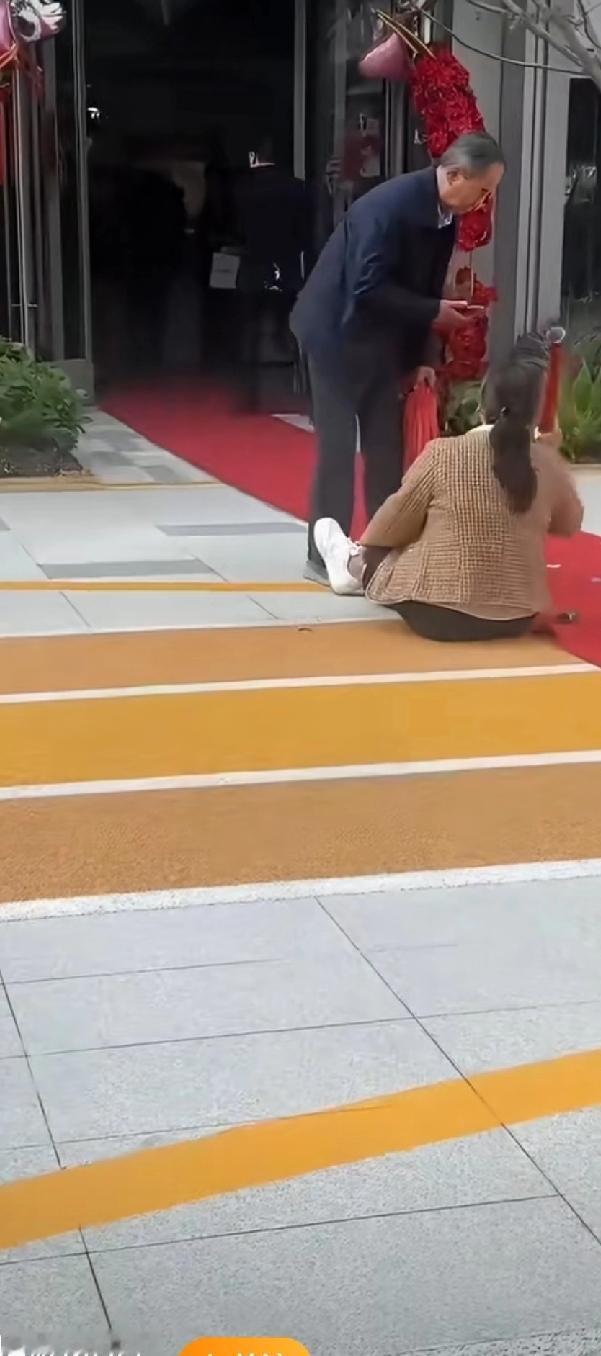 婚礼现场让债主堵住讨400多万欠款，这招灵不灵呀？
在安徽淮南一家大酒店门，参加