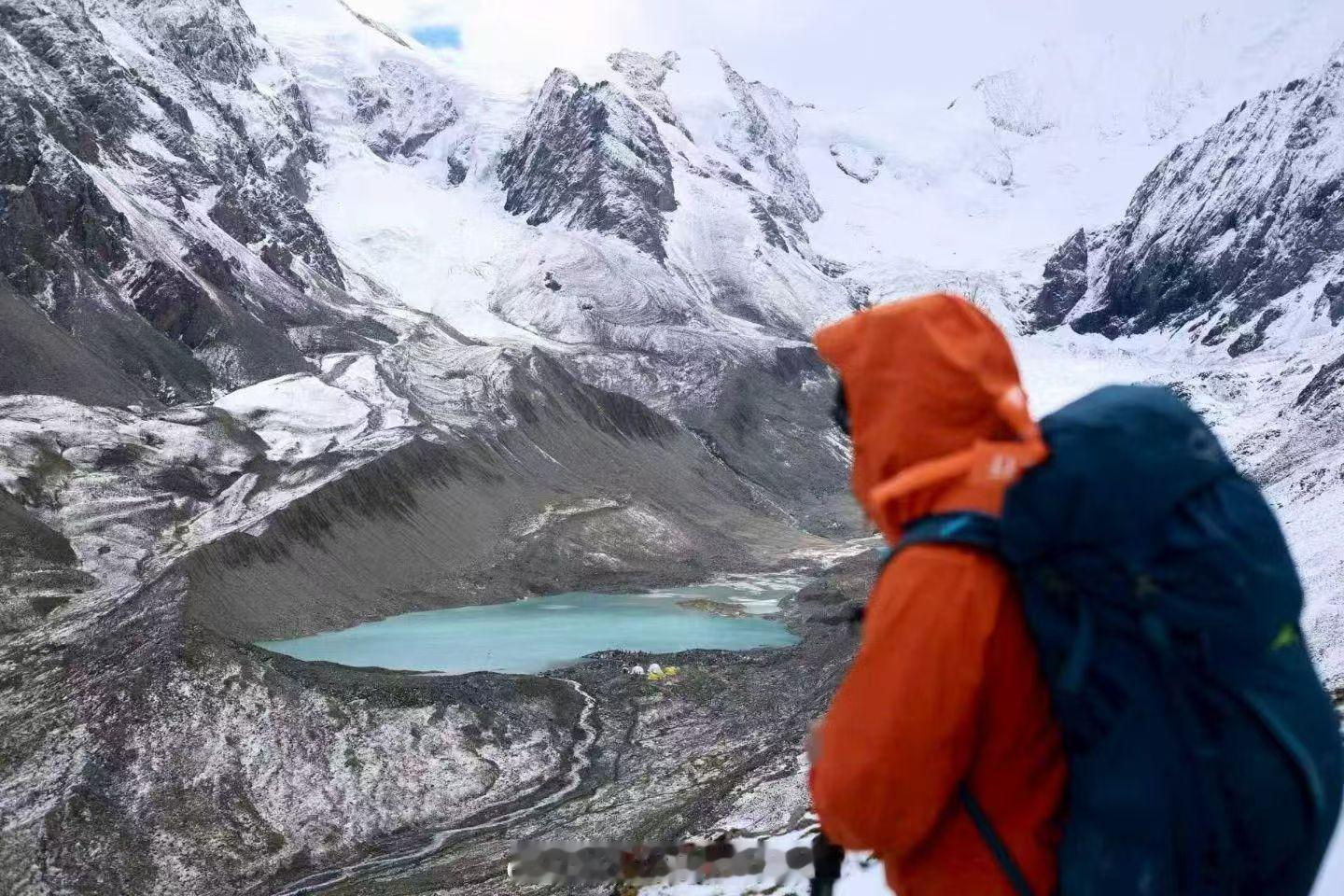 徒步贡嘎西南坡，驻足冷嘎措湖畔，看蜀山之王栖于碧水间，天地相融，尽揽川西极致风光