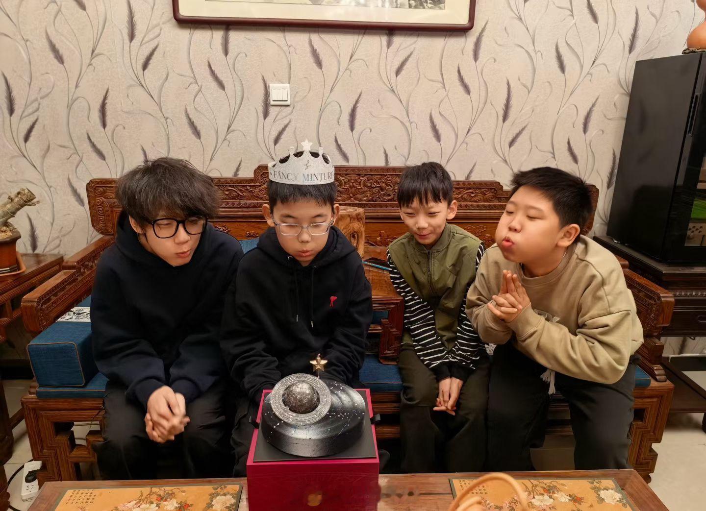 小哥儿几个过生日，一起吹蜡烛……别人都正常，石头哥玩儿了一火遁他就不能正常点吗？