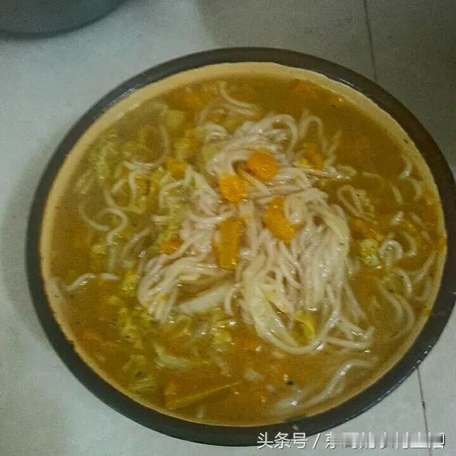 河南喜欢喝面条的要注意了：医学专家说吃挂面容易高血压。
其实这种看法是片面的。因