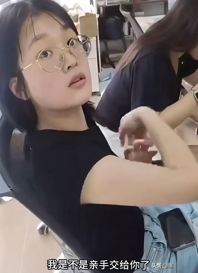 估计全网都“误解”这个点外卖的女子了！
杭州这个女子的确干了件“好事”，让我们真