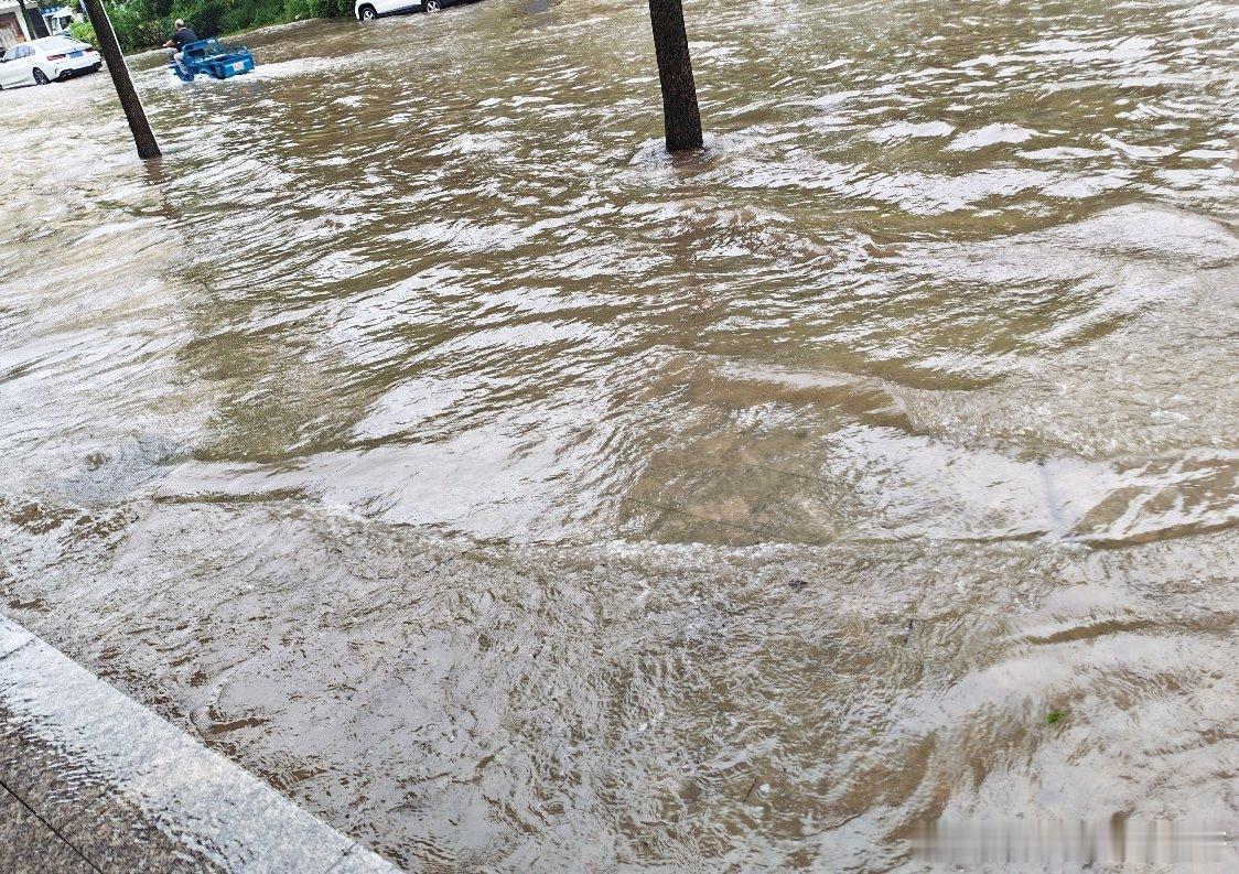 街面上都起浪花了 