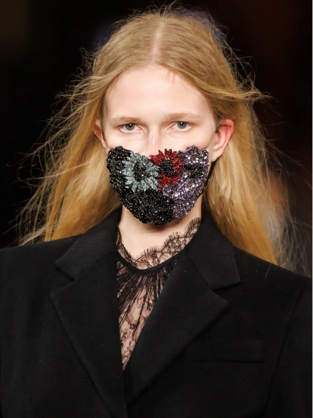 McQueen 2025秋冬｜缀满水晶花卉的哥特面纱