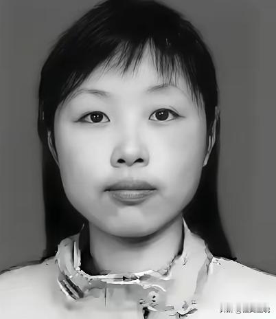 她被埋进废墟，身体断成三截，救援人员赶到时，发现她用身体死死护住一个东西，姿势却