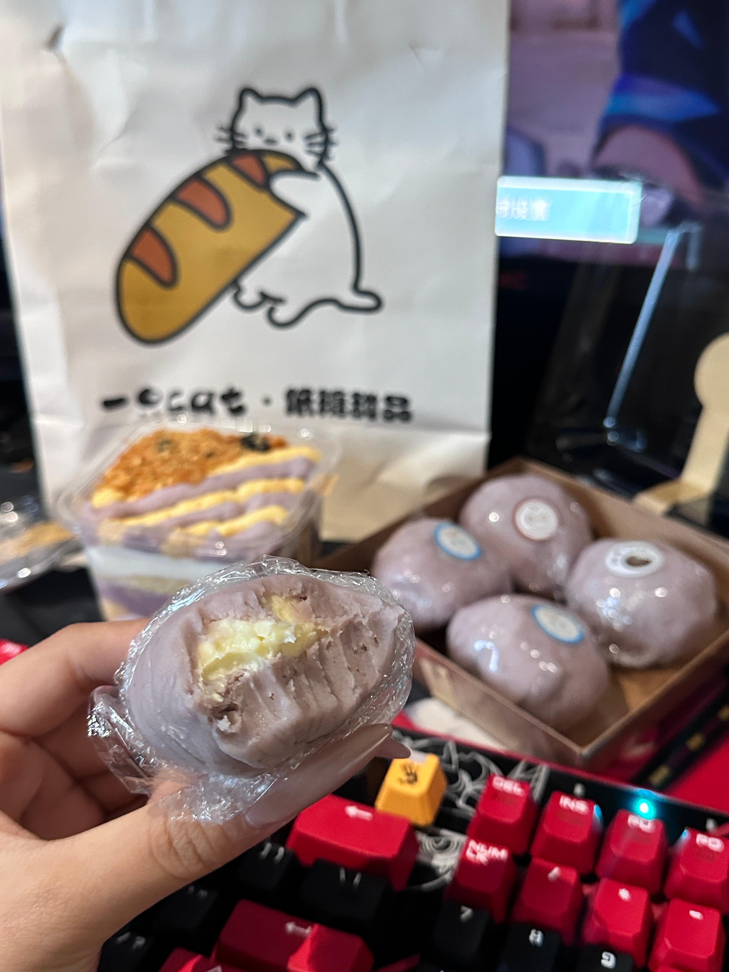 给你们推荐一下我这两天在广州发现的这家这个芋泥奶酪球海盐味的爆炸好吃。还有他们家