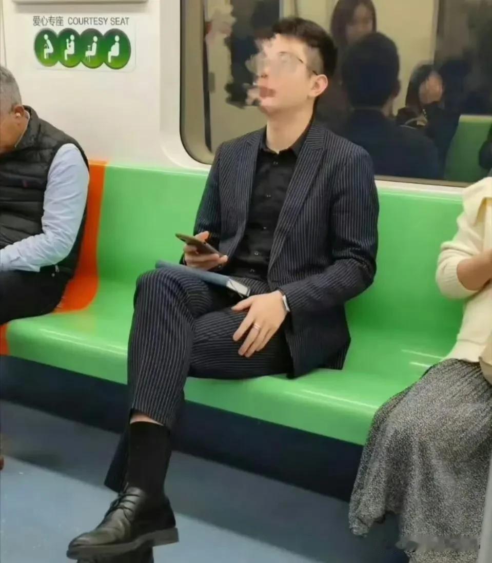 像这种打扮的都是精英吗？ ​