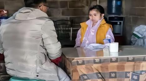 泪目！陕西一男子爱上了女网友，千里迢迢去表白，没想到，女孩是双腿残疾，靠捡废品维