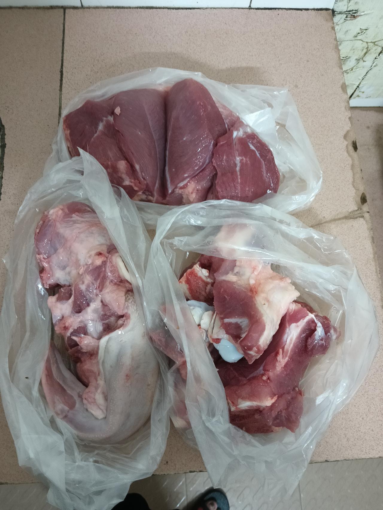 大家好，我是七姐，今天晚上去批发市场买猪肉，晚上买猪肉非常的便宜。那里的瘦肉是2