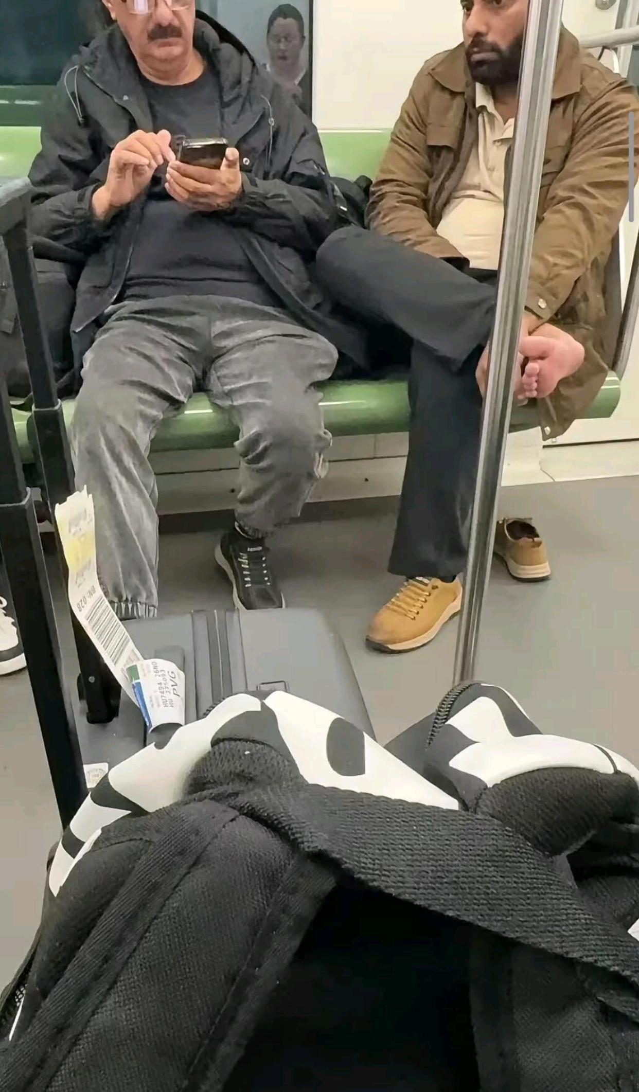 现在魔都地铁上，到处都是印度糟粕