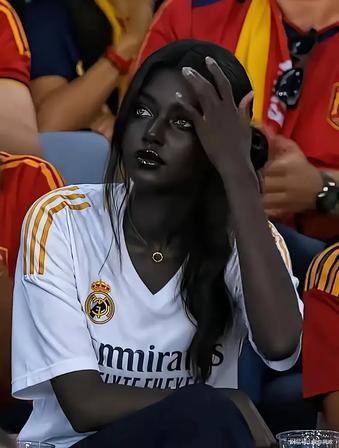 她只是抬了一下头，整个看台都安静了......

世界杯看台上，从来不缺美女。