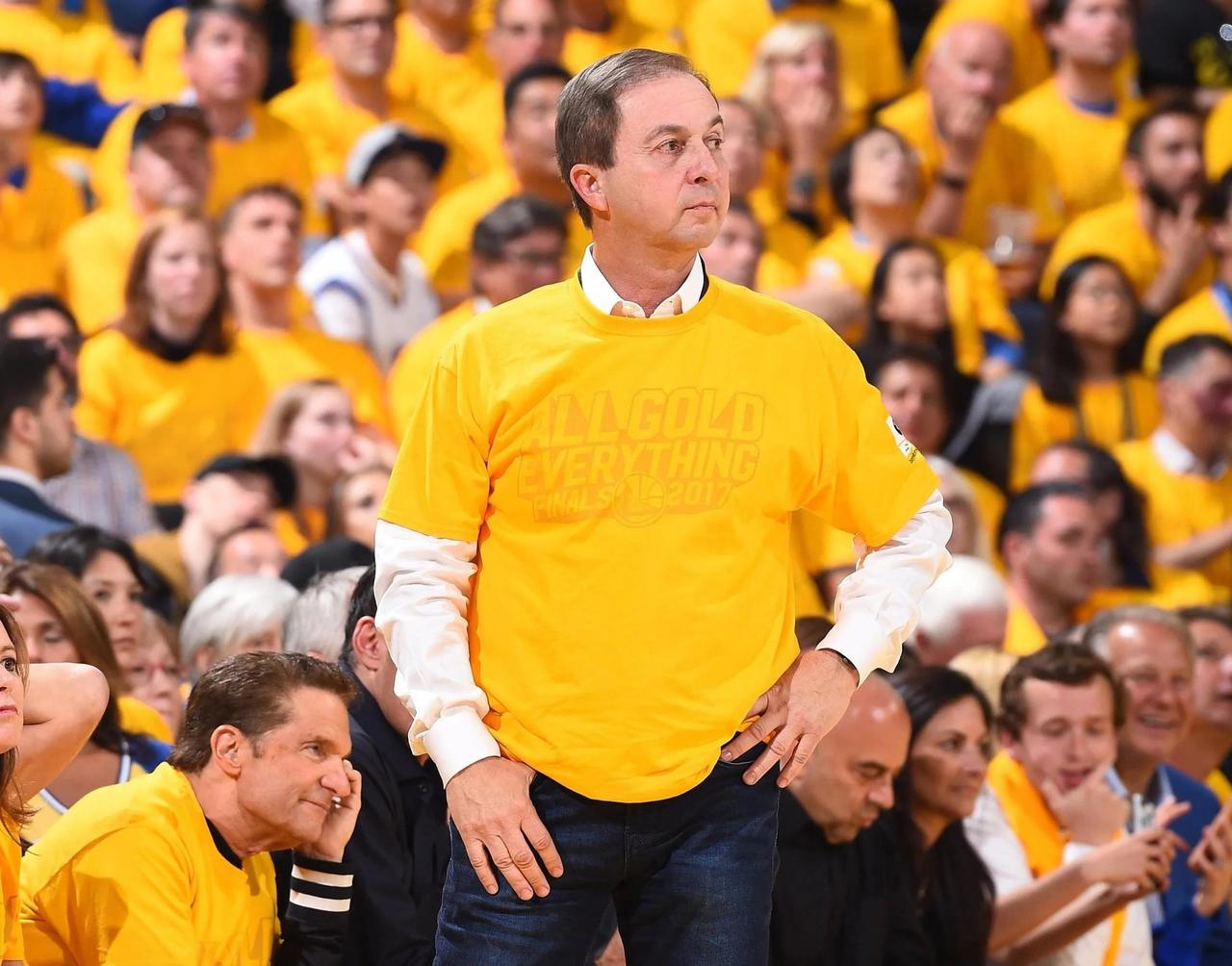 勇士老板拉科布“贼心”不死害了勇士!
勇士成名于“水花兄弟”，成功于“五小”阵容