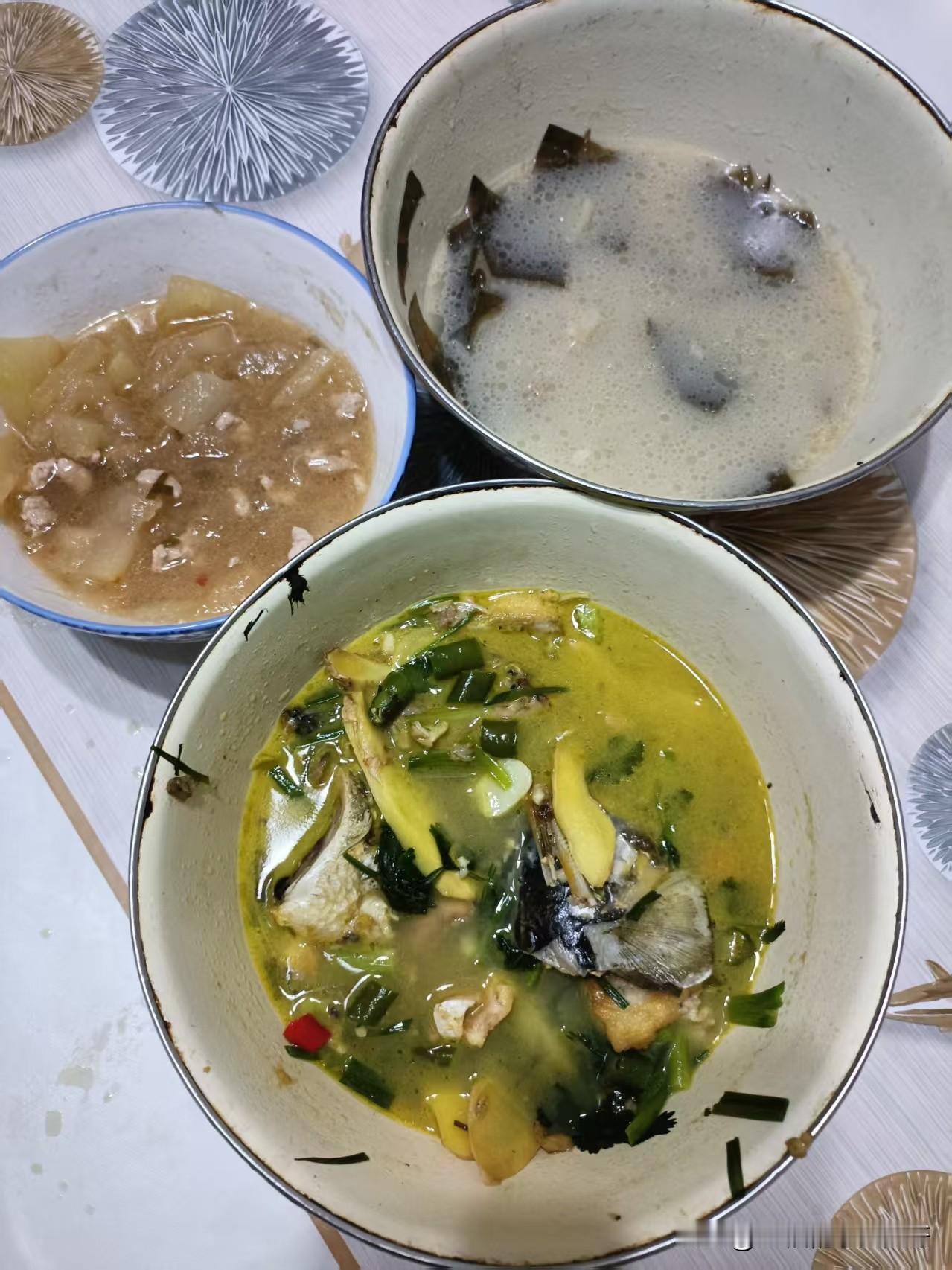 下班了，回家了，吃饭了。

今天外出，根本没有时间看手机，公司有个同事跟老板怄气