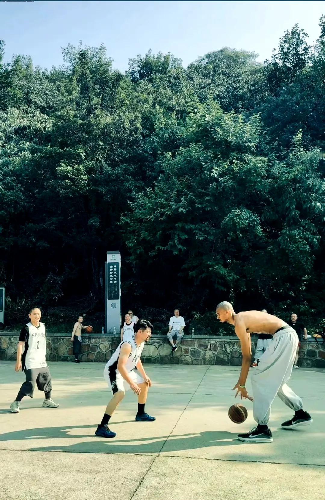 文班亚马在少林寺待的不错呀，这些都会成为珍贵的回忆。

还真没看过现役运动员去少