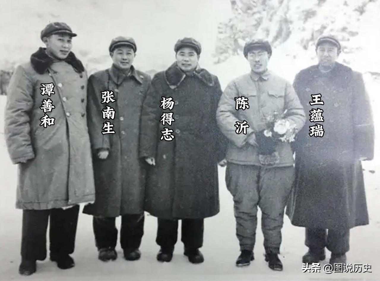 这张老照片你见过么？

这张合影拍摄于1953年的朝鲜桧仓里，五位志愿军高级将领