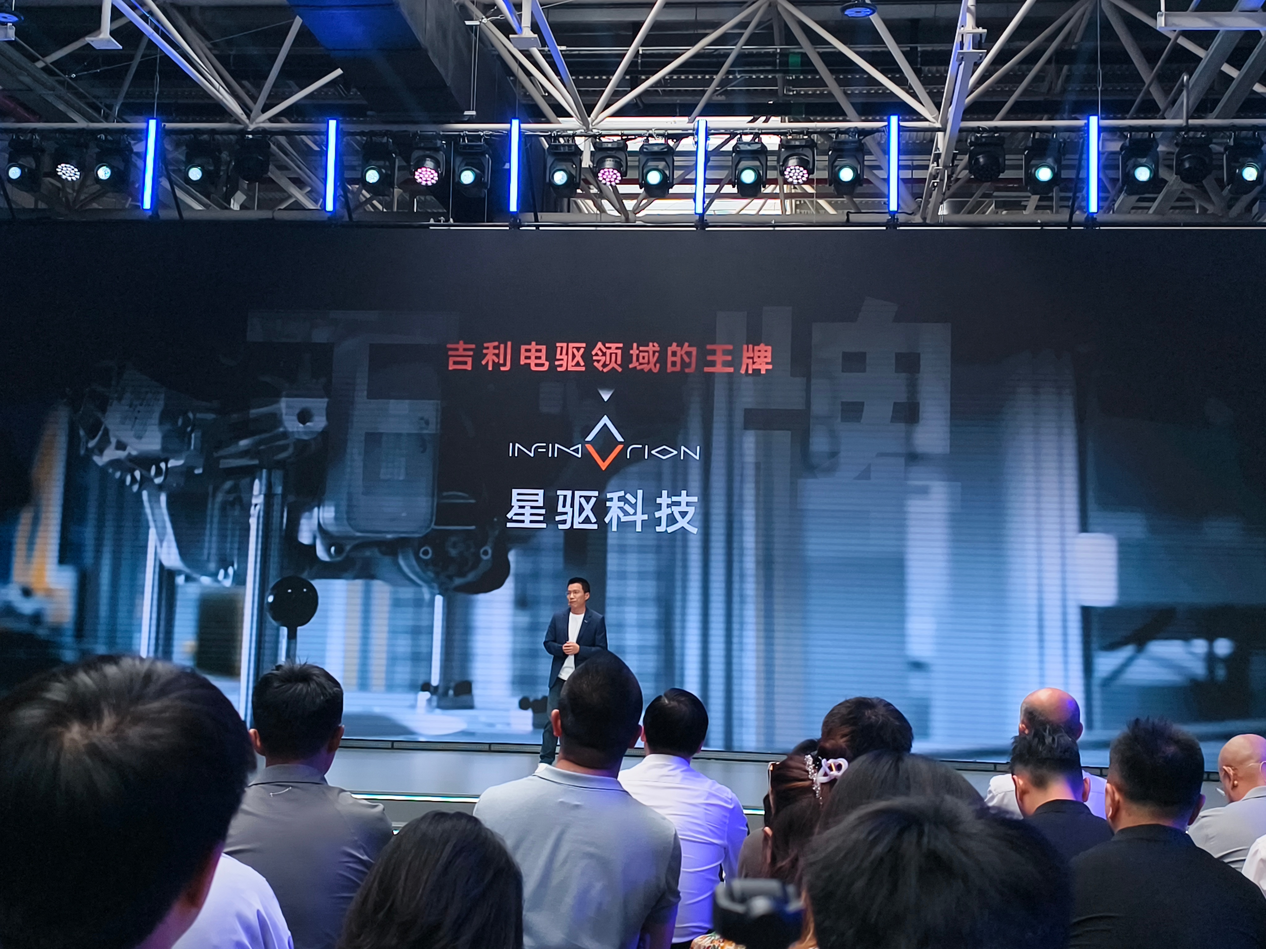 星驱科技的几个成绩节点：2021首创的400V碳化硅电驱，放在了极氪001上。2