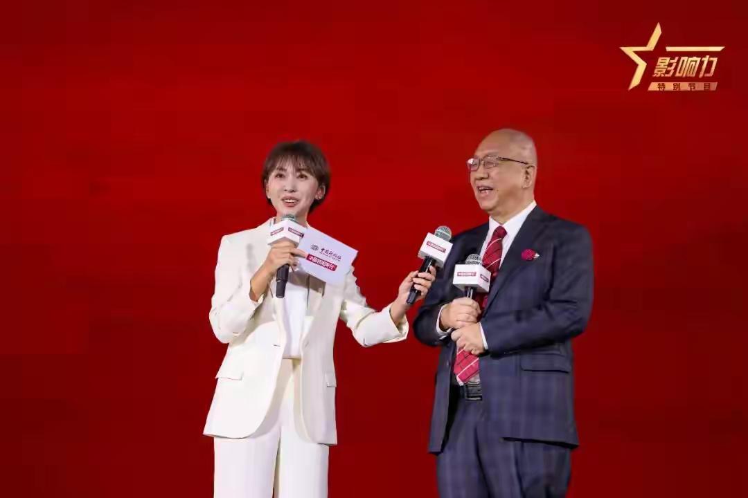 丘成桐成为年度有影响力人物。他是数学家，无数学子心中的理想。目前，他正在培养未来