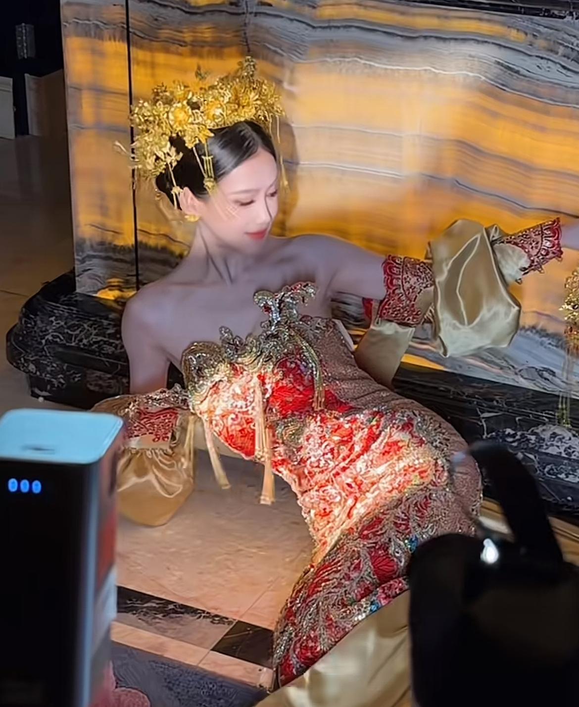 太豪横，网红“可乐”青岛大婚，10辆价值700多万的豪车红旗国礼做婚车队。
黄晓
