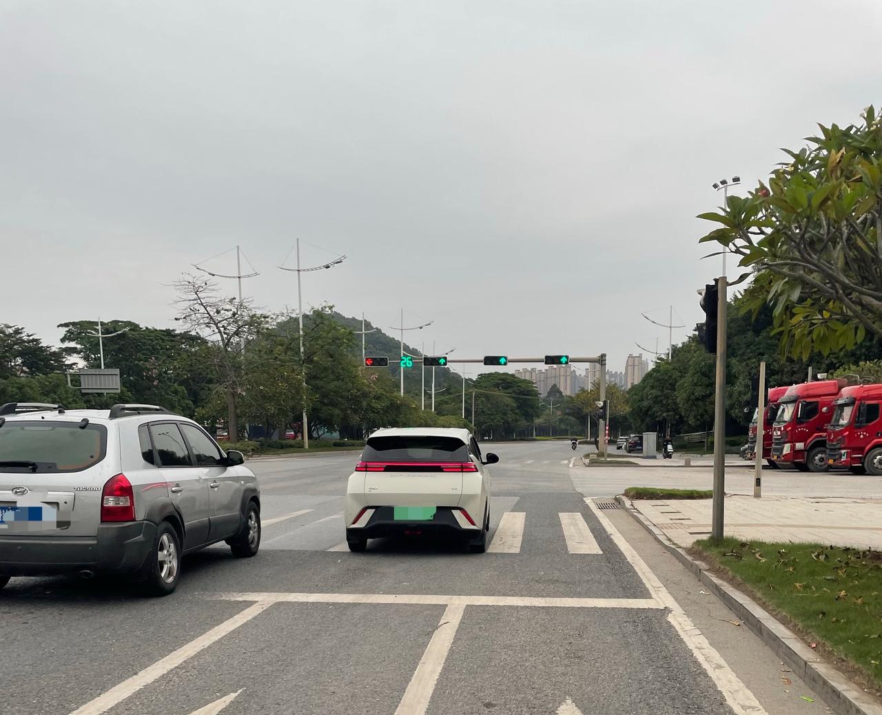 【玉林汽车走两轮车道过红绿灯会被罚吗】

11月1日，