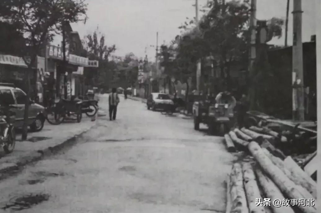 保定市一座古城，很多街道已经有上百年的历史。其中就包括“铁面将军庙”街，这条街位