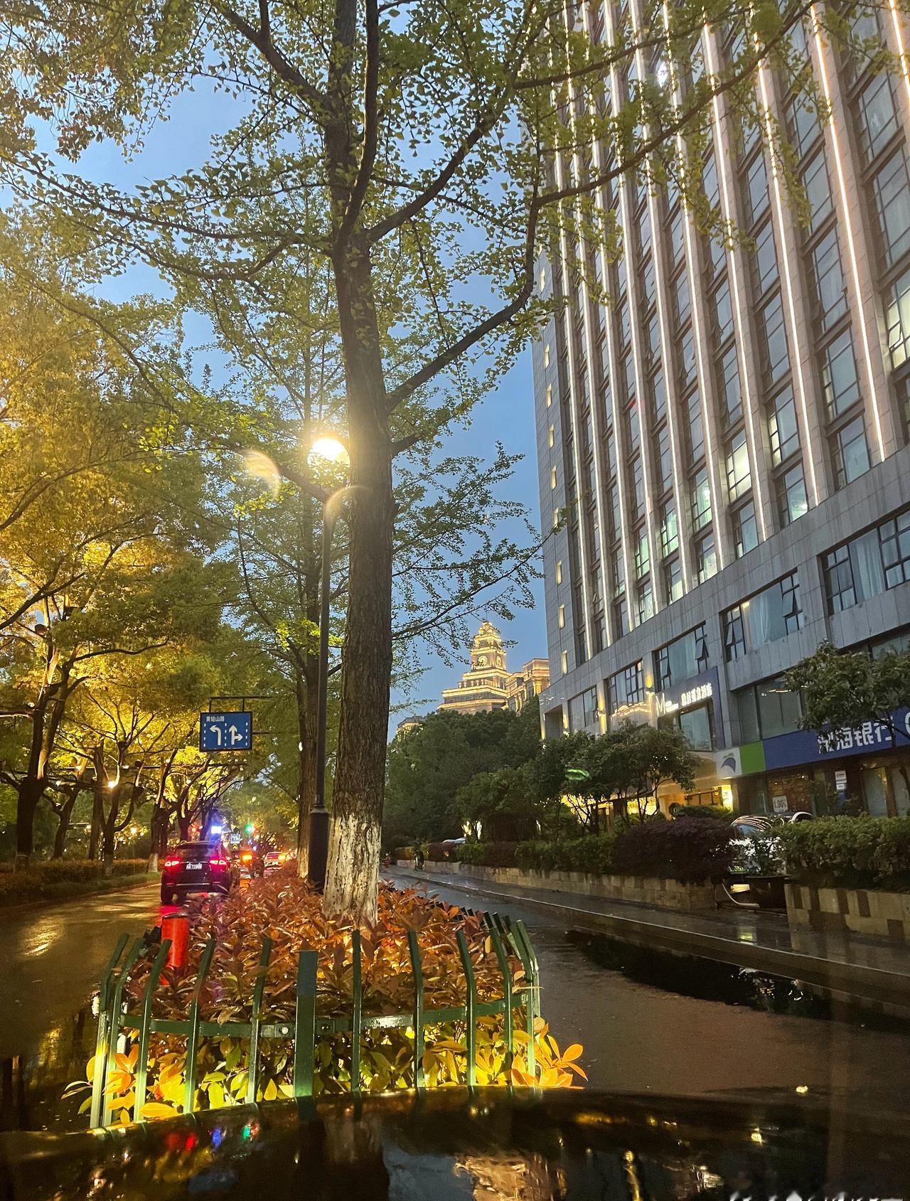 杭州今天降雨，昨天28度，今天15度，一件卫衣瑟瑟发抖，躲进汽车打开暖空调。
