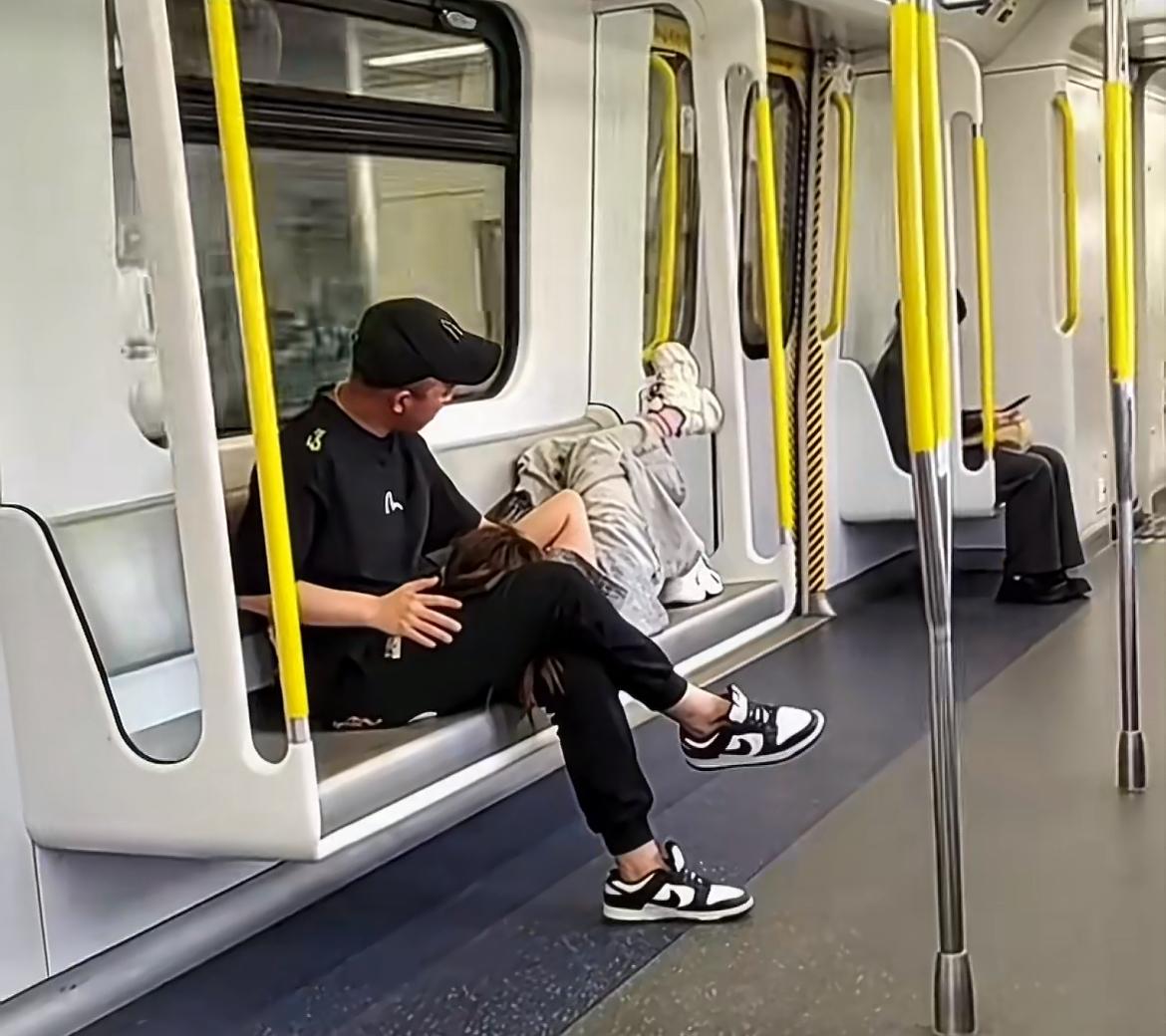 香港地铁上一对内地情侣在地铁上躺卧的画面，遭到其他乘客的劝阻，没想到男生直接暴起