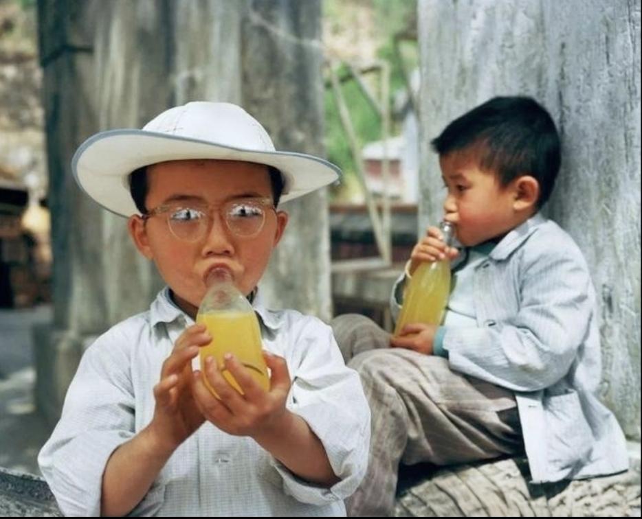 晒晒过去的老照片这喝的是什么？80后们给个标准答案！