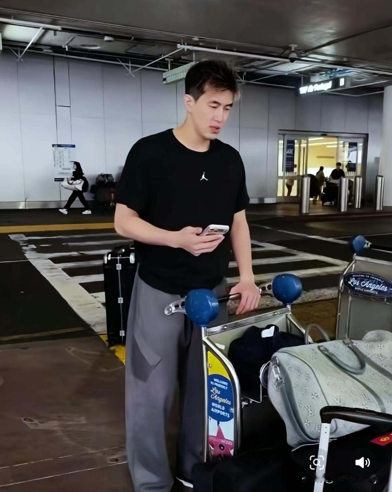 郭艾伦这趟美国之行真是够拼的，远渡重洋不怕难，近二十时飞云端，落地洛杉矶不缓，N