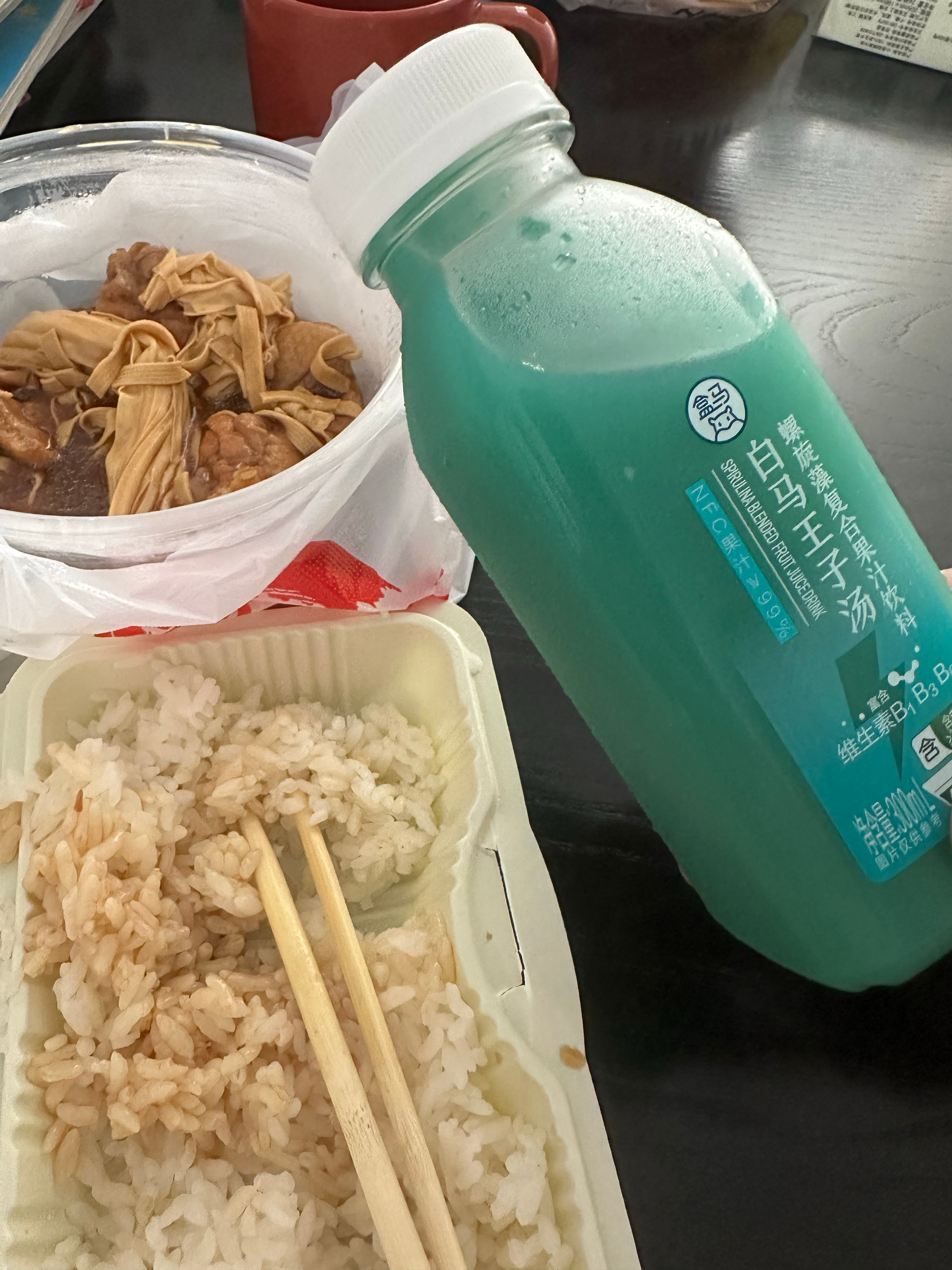 白马王子汤 这名字真的笑死我了中午简单吃个外卖，再来个河马自产的白马王子汤，不知