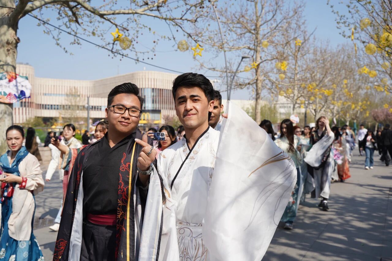 天津西岸春季韵味拉满春归津城，艺满西岸。4月4日，一场为期9天的沉浸式文旅盛宴—
