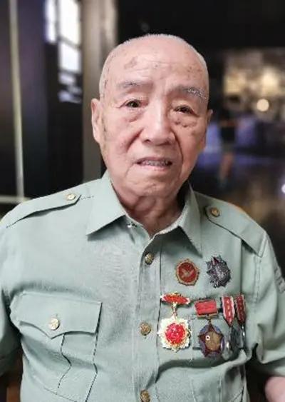 王仁山，男，1928年出生，浙江杭州人，1950年随部队入朝。在抗美援朝战争中，