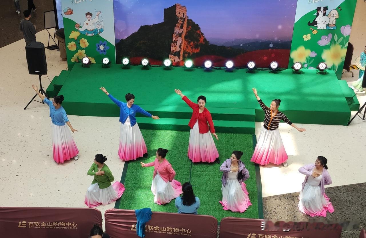 金山百联今天好热闹啊！
中庭忙着演出，跳舞💃🏻💃🏻💃🏻节目一个接一个