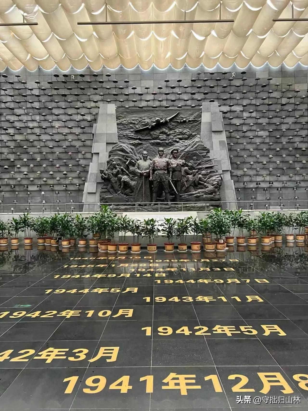 七律·滇西抗战纪念馆
滇西边域血犹殷，
馆立斯方忆战艰。
碑刻英魂昭浩气，
室陈