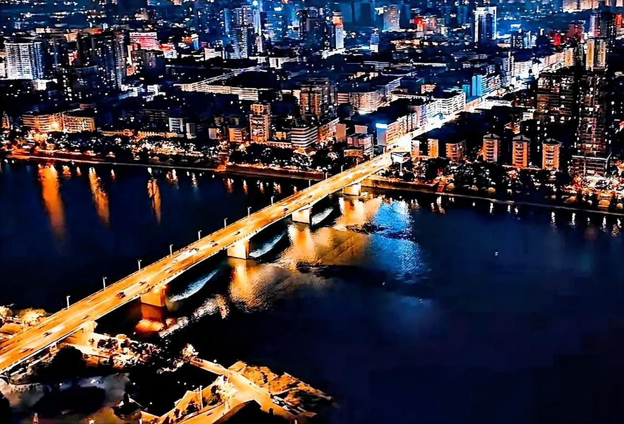 #秋日生活打卡季#衡阳城区的夜景确实比较繁华，但另一个缺点就是缺少超高层的繁华，
