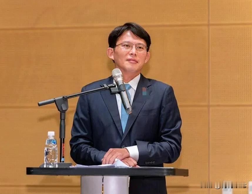 民众党主席黄国昌率团访日后，引起巨大社会不满，就连他自己的长期拥趸网红“馆长”都