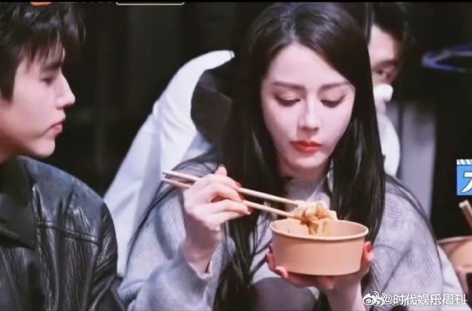 迪丽热巴陈飞宇吃同一块葱油饼你好星期六从分享葱油饼的小动作里，能感受到两人的友好