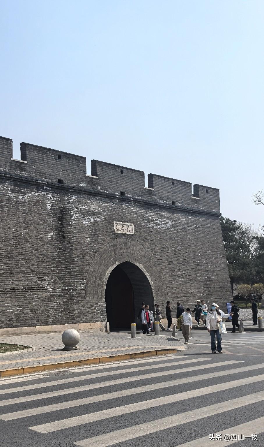 北京丽泽桥，丽泽商务区，丽泽二字，源自金中都城的丽泽门。而当时为城门取名丽泽，则