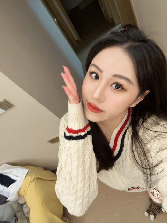 前LPL解说suki分享自拍照：想我了吗