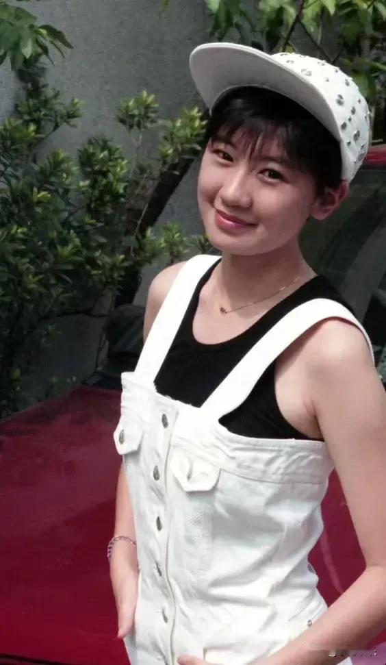 16岁的贾静雯看着像个假小子，满脸的胶原蛋白，青春气息扑面而来。她当时是内双眼皮