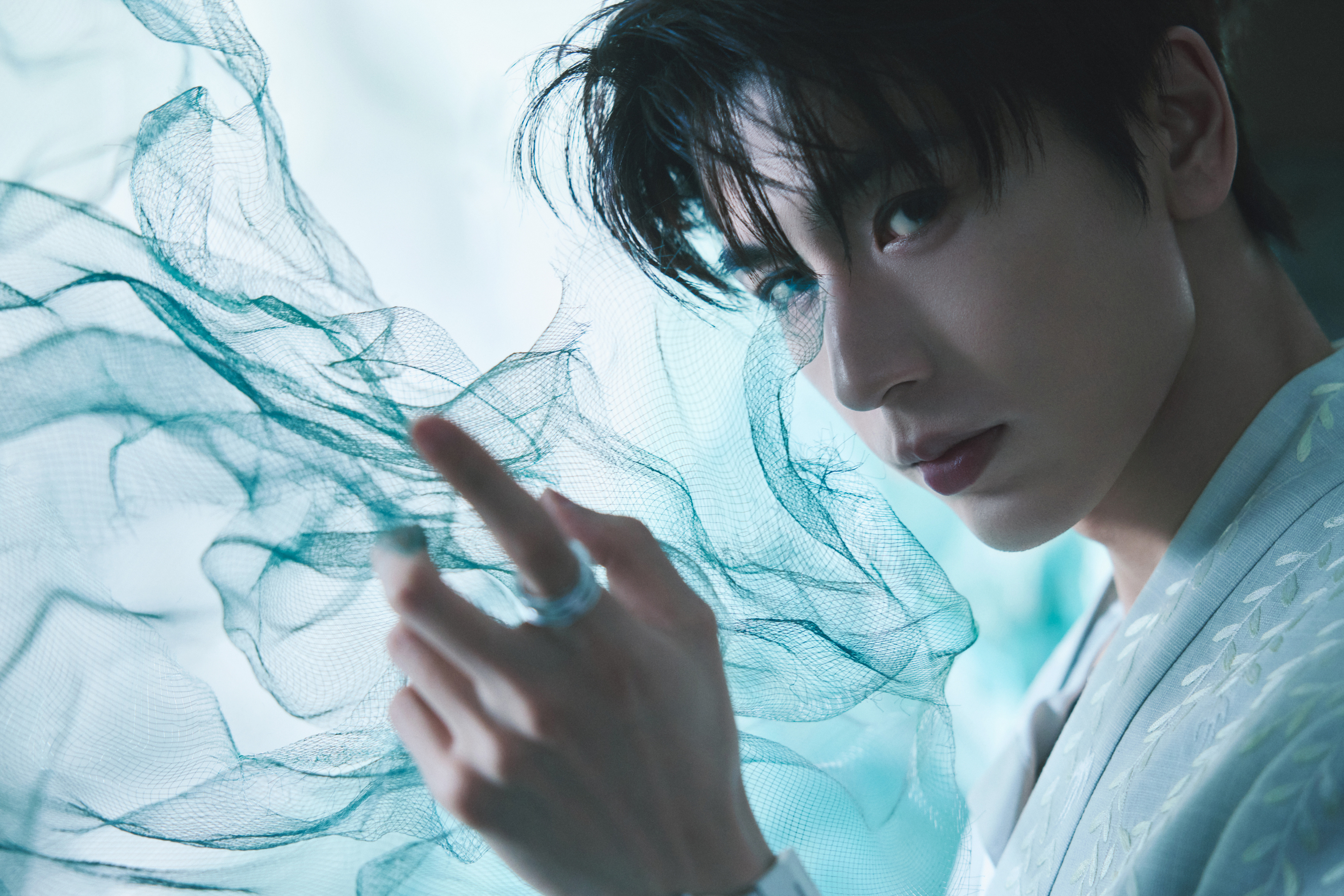 张凌赫 × 今日华帝品牌直播活动造型大片，纱幔清幽，如烟雾飘渺，BVLGARI 