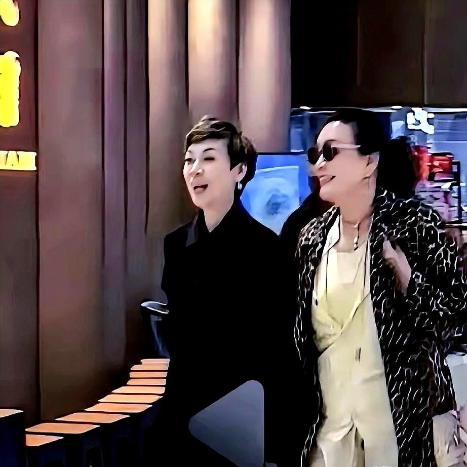 张兰回京后，身边总跟着洋洋总，俩人手牵手巡店，这关系真不一般。

洋洋跟了她快三