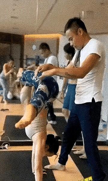 倒立不是靠蛮力翻上去的，是慢慢靠墙“长”出来的。
三年了，我还没劈开腿，但血压降