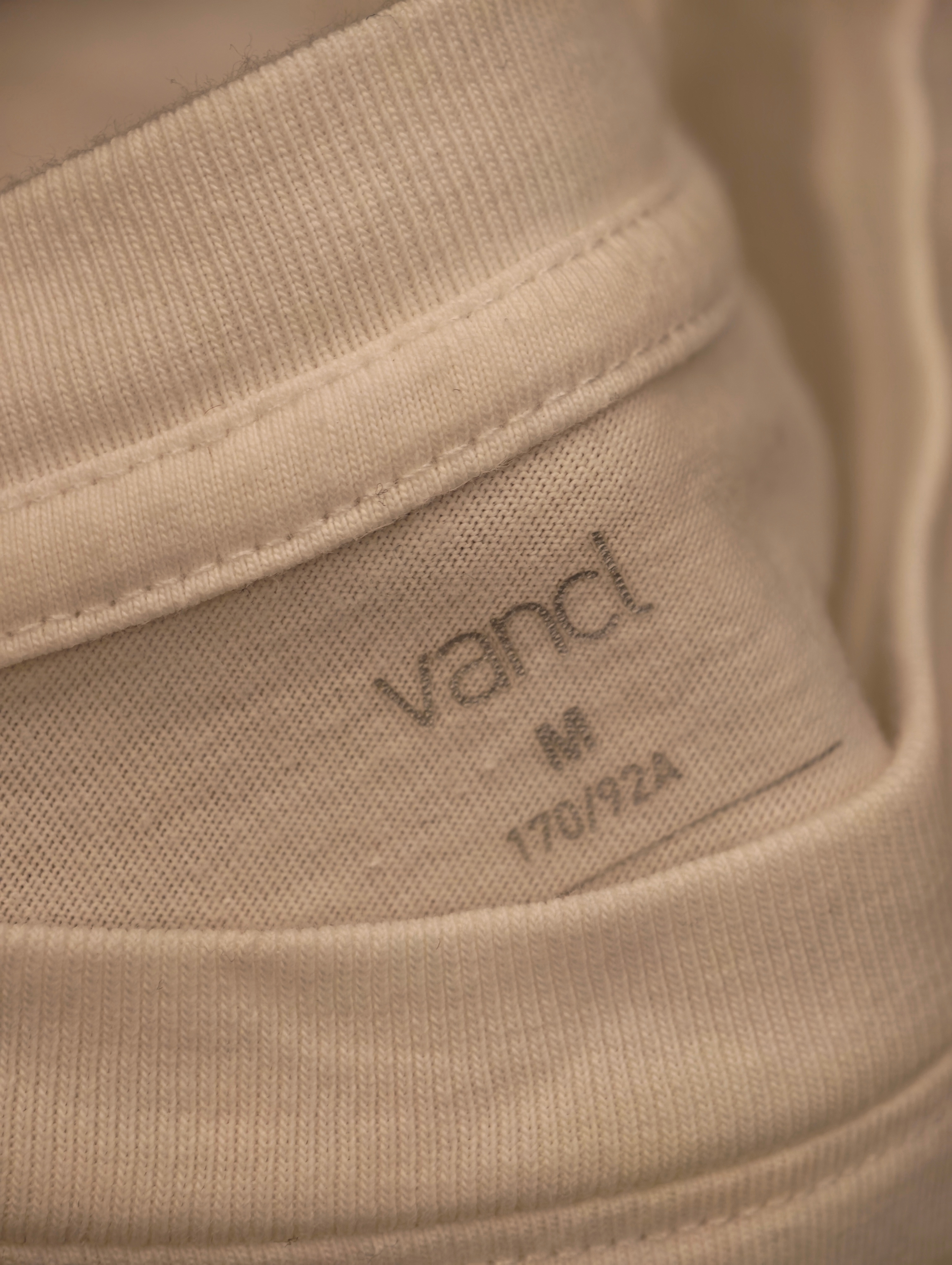 凡客用料还行，就是这质量还是不敢恭维！穿一次，洗衣机洗一下就断线了然后就闲置了几