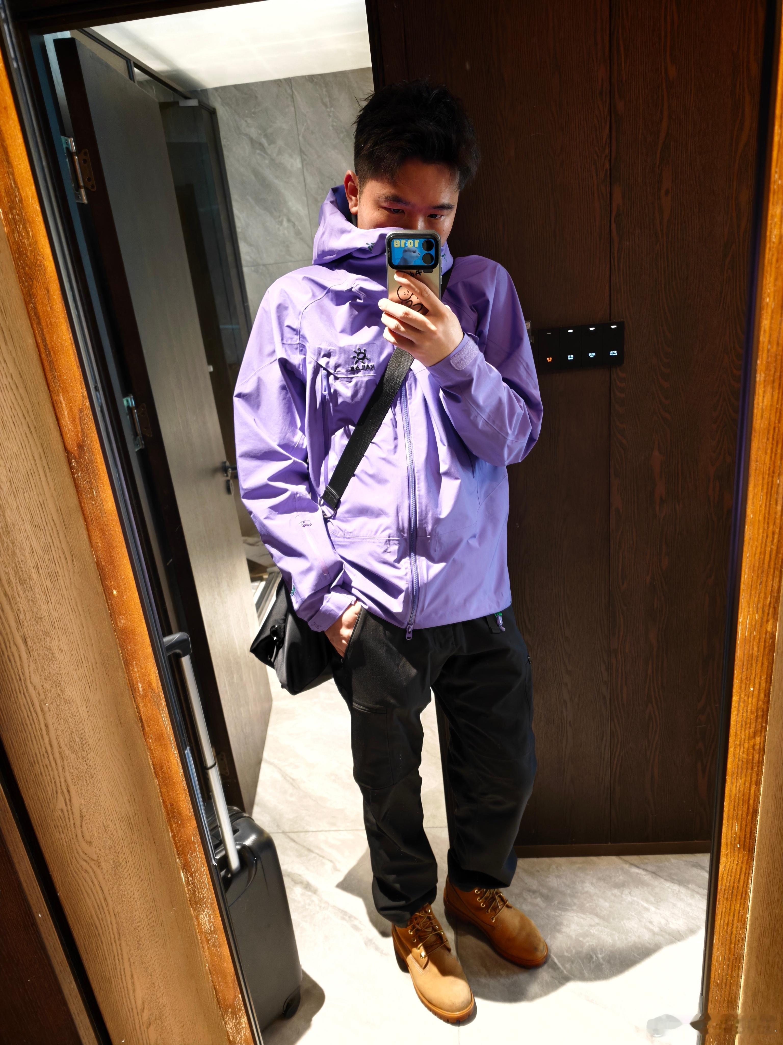 感谢好大哥送的衣服 真好看啊 一送送两件[doge]今天温度刚好，里面穿个内胆 