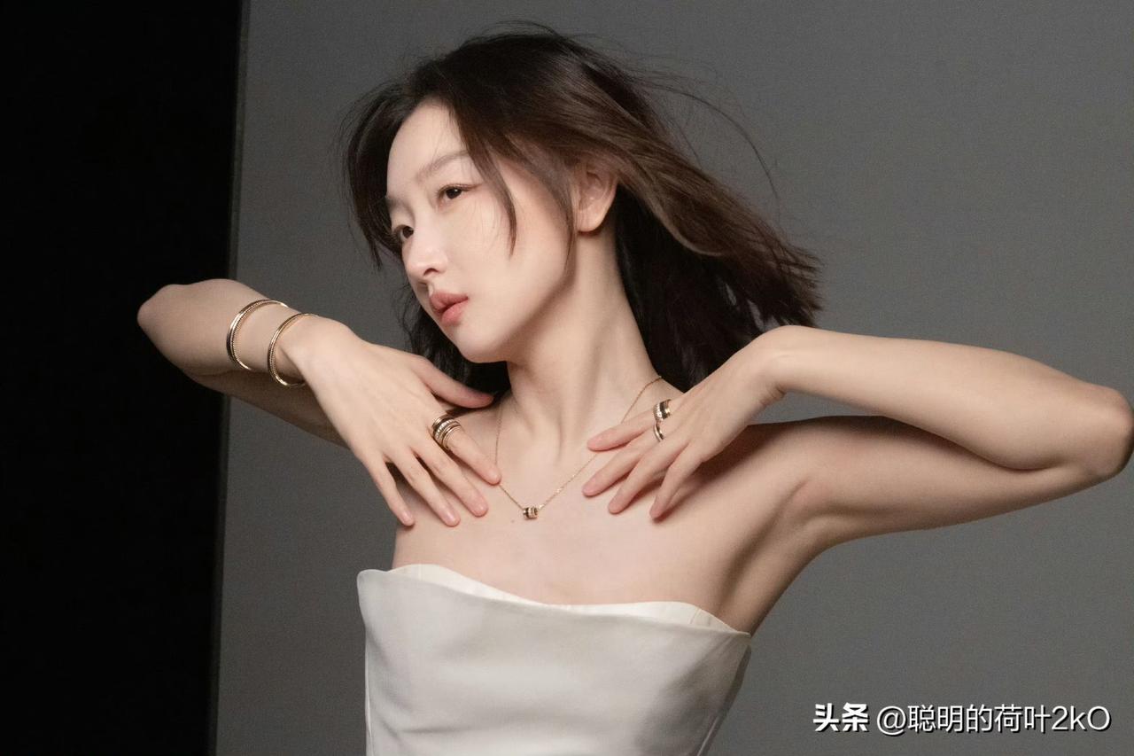 捕捉一刻永恒，周冬雨这组近景肖像将她的独特魅力凝于方寸之间。一袭简约宛如初绽栀子