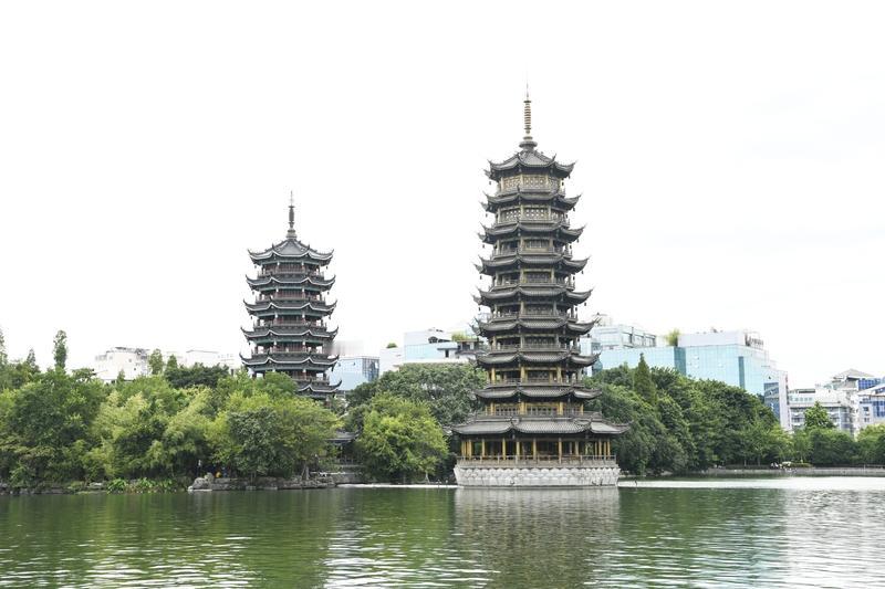 上联：秋水悠悠醉日月，请对下联春雾濛濛藏山川