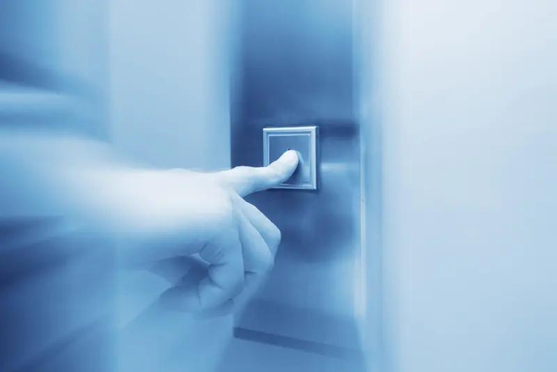 12月27日，西安一小区电梯发生故障致1人坠亡，业主：轿厢没到位 ，踩空了从十几