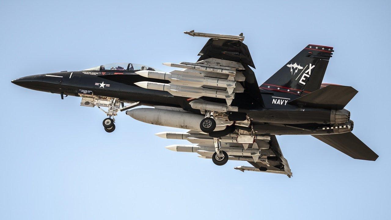 F/A-18E/F看起来单薄，可以挂4x AIM-174B或者4x AIM-42